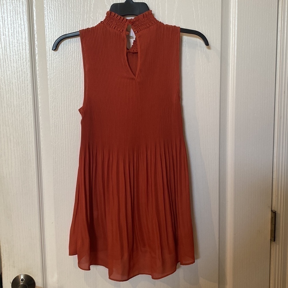Cable and Gauge Short sleeve ruffled hi neck and pleated Hi low hem NWT - Picture 5 of 5